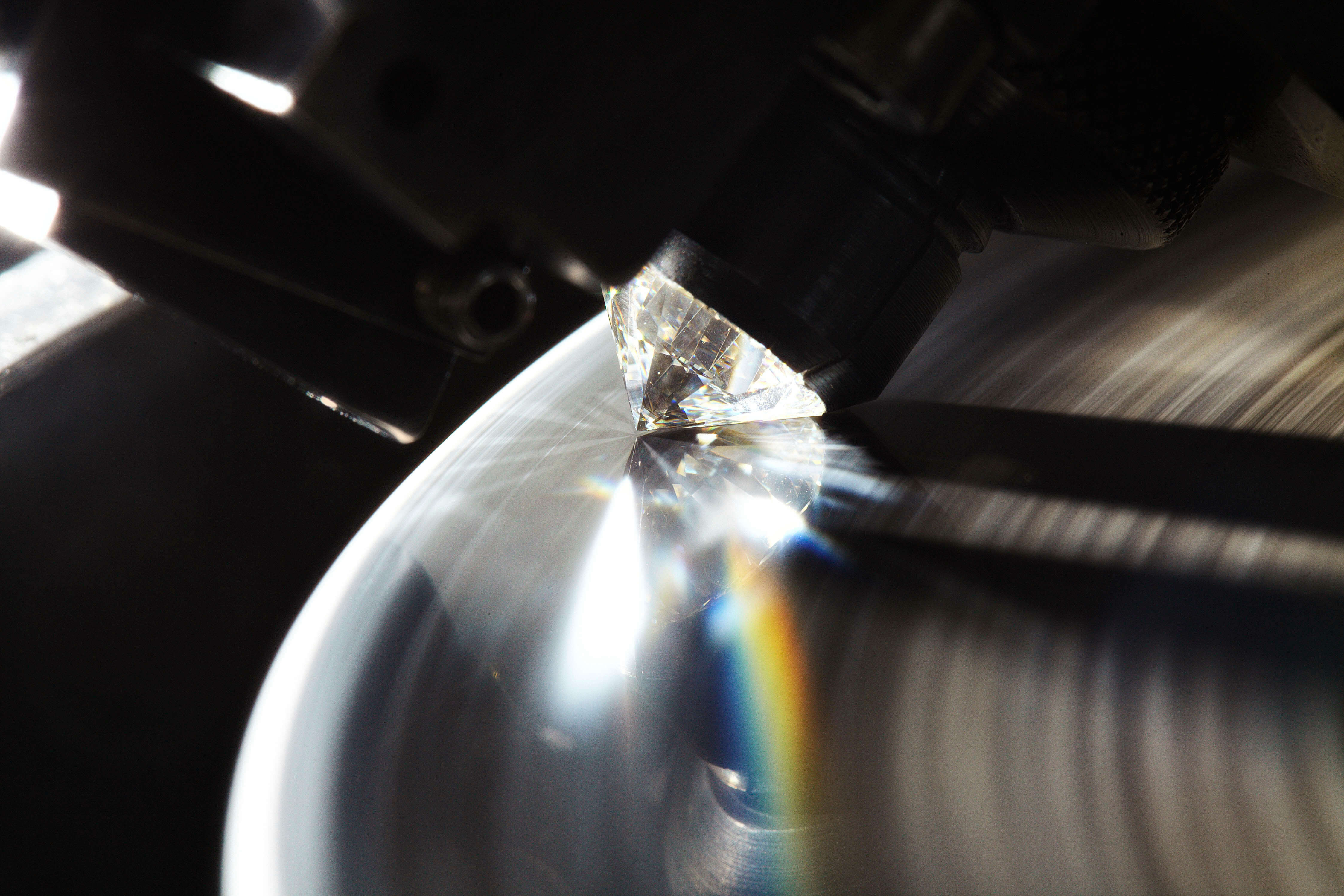 Diamant avec le rayonnement de la lumière qui montre des feux multicolores