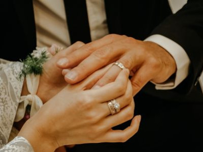 Men's wedding rings: breaking stereotypes