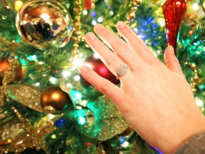 Noël romantique demander sa main avec un diamant pendant les fetes