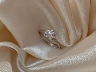 Saphir Blanc et Diamant : Pureté Éclatante