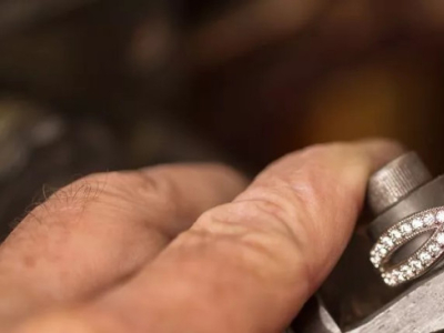 Bague de fiançailles sur-mesure : pourquoi opter pour une création unique ?